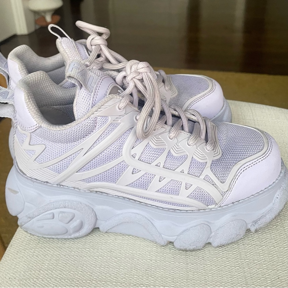 Excellent condition vegan leather Buffalo platform sneakers lilac women’s size 6